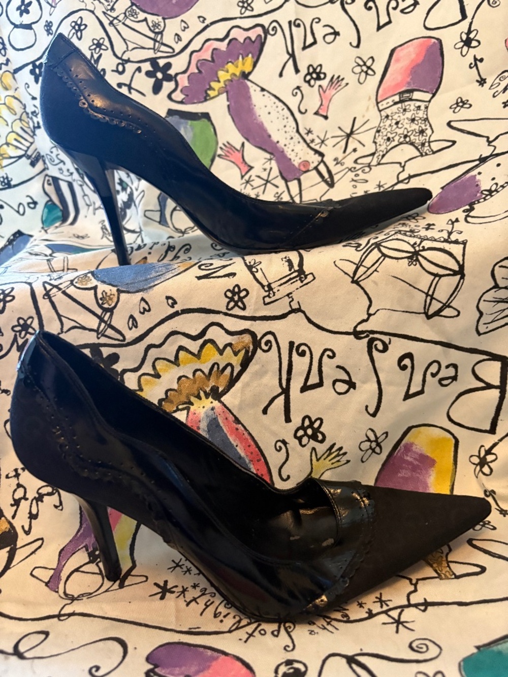 Guess fabric pointed toe pump.